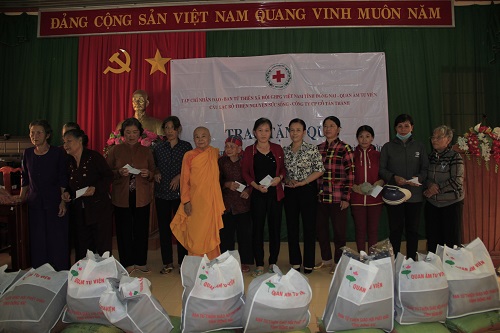 Ban từ thiện xã hội GHPG Việt Nam tỉnh Đồng Nai – Quan Âm Tu Viện, Tp. Biên Hòa đến thăm và trao quà cho các hộ nghèo và bà con dân tộc thiểu số tại xã Lộc Thiện, Lộc Ninh, Bình Phước